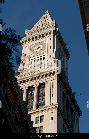 Bostons Custom House Tower gegen einen dunklen blauen Sommerhimmel. Bostons erste Wolkenkratzer, dominiert das Gebäude Bostons skyline Stockfoto
