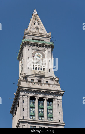 Bostons Custom House Tower gegen einen blauen Sommerhimmel. Bostons erste Hochhaus Stockfoto