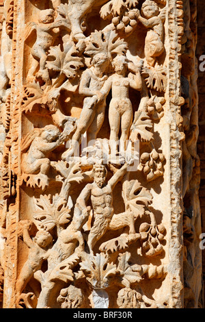 Kunstvoll geschnitzten Säulen mit Figuren aus der dionysische Prozession in der Basilika des Severus in Leptis Magna, Libyen Stockfoto