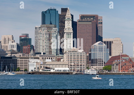 Skyline von Boston und Zollhaus Turm vom Hafen entfernt. Die Skyline von Boston vom Hafen in die helle Morgensonne. Stockfoto