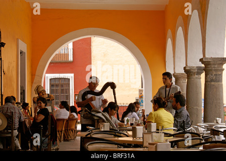 Musiker unterhalten die Gäste in einem Restaurant unter der Portales, Cholula, Puebla, Mexiko. Stockfoto