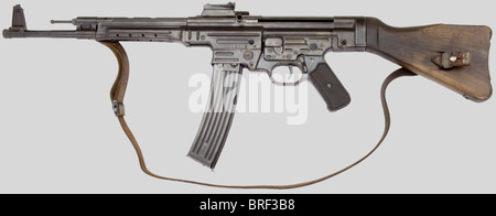 Armes à fu, Fusil d'assaut MP43., Kaliber 8 x 33, Nr. 8512d/44, plaquette de poignée bois, piqûres sur le BAS de la poignée, sur la Hausse, la carter du magasin et le Canon. Canon en bel état, brille cuir avec traces de tarnung à la peinture feldgrau. Longueur 93 cm. Première catégorie sous conditions spéciales., , Stockfoto