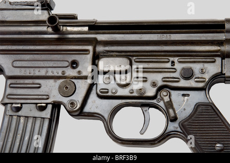 Armes à fu, Fusil d'assaut MP43., Kaliber 8 x 33, Nr. 8512d/44, plaquette de poignée bois, piqûres sur le BAS de la poignée, sur la Hausse, la carter du magasin et le Canon. Canon en bel état, brille cuir avec traces de tarnung à la peinture feldgrau. Longueur 93 cm. Première catégorie sous conditions spéciales., , Stockfoto