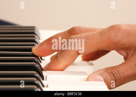 Nahaufnahme einer Frau spielt Klavier Stockfoto