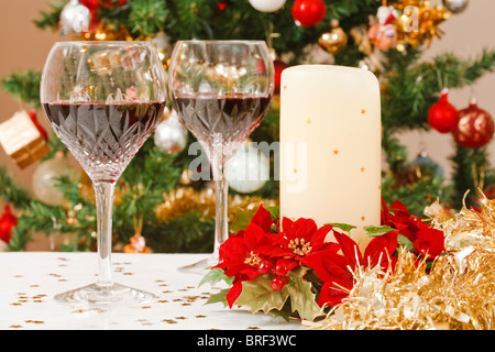 Weihnachten Essen Szene mit Baum, Kristall Weingläser und Weihnachten Tischdekoration Stockfoto