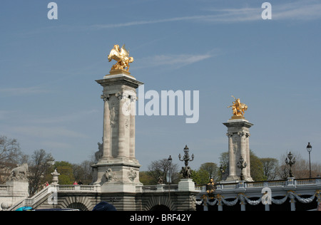 Goldene Statue auf Pont Alexandre III Brücke über den Fluss Seine, Paris. Stockfoto