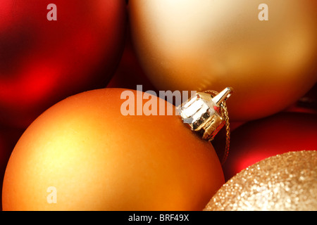Nahaufnahme von Glas Weihnachtskugeln in rot und gold Stockfoto