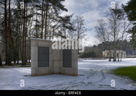 Winter & Russland Denkmal für Commonwealth-Soldaten-Segler & Flieger mit Brookwood Memorial im Hintergrund Stockfoto