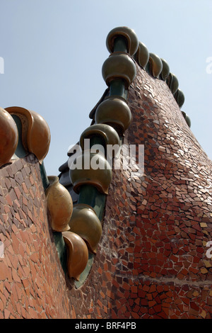 Dragon-Rückseite Dachlinie von Gaudi entworfene Casa Batllo in Barcelona zeigt Keramik Kugeln auf Bergrücken und Glas & Keramikmosaik Stockfoto