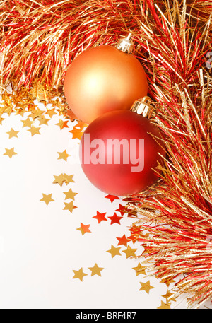 Festliche Weihnachts-Design mit Kugeln, Lametta und Konfetti Stockfoto