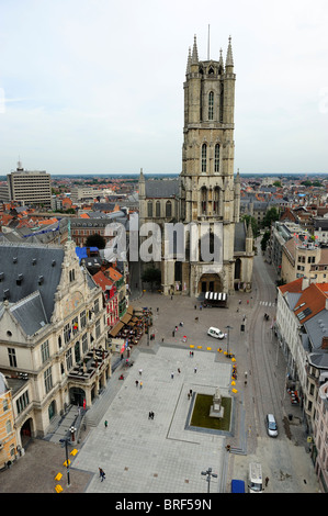 Blick auf Sint Baafskathedraal (St. Bavo Kathedrale) von Belfort im historischen Stadtzentrum von Gent in Belgien Stockfoto