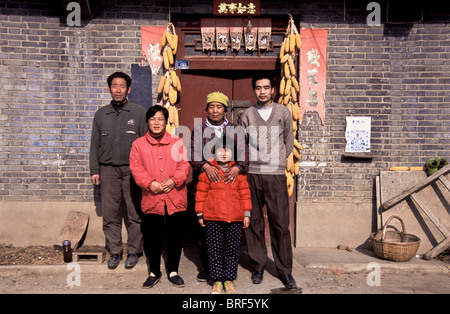 Porträt von Chen Xiao Sa, 8 Jahre alt mit Eltern und Großeltern, Dong Da Jian Dorf der Provinz Shaanxi. Stockfoto