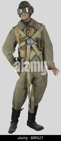 Luftwaffe, Pilote de chasse de la Luftwaffe, sur Mannequin, comprenant un bonnet de vol d'été (Traces d'usure) complet avec ses écouteurs et laryngophones, fil électrique avec pry, trois crochets de fixation pour le masque à oxygène. Une combinaison d'été en textile brun. modèle précoce à deux fermeures éclair en cuir brun (Traces de restauration et d'usure), un gilet de sauvetage (modèle Marine), un parachine complete avec ses lanières et sa voilure, une boussole de bras, une paire de lunettes de Protection, control, Stockfoto