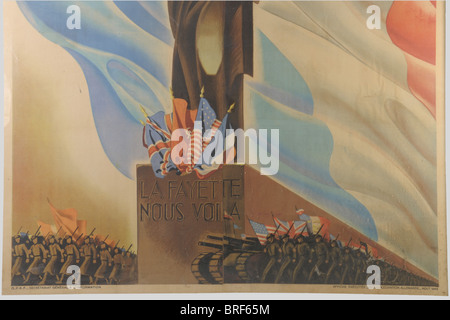 Affiches, Affiche en couleurs sur la Libération de Paris, taille 3 x 3 mètres. Seltene Affiche figurant la Statue de la liberté sur Fond tricolore par R. DUMOULIN et les erwähnt "Lafayette Nous voilà" ainsi que "Affiche exécutée sous l'occupation allemande, août 1944", "GRPF Secrétariat Général à l'Information". Stockfoto