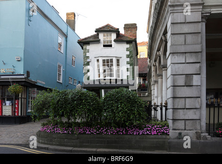 Das krumme Haus, ein Stück Architektur aus dem 16. Jahrhundert in der High Street, Windsor entfernt. Stockfoto