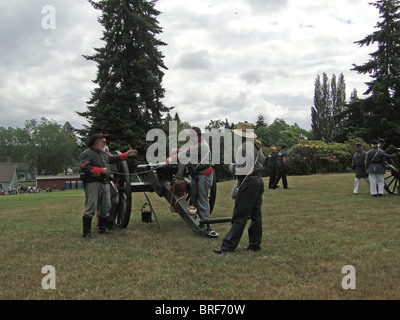 PORT GAMBLE, WA - 20 JUN: Bürgerkrieg Reenactors beteiligen ein Scheingefecht. Konföderierte Artillerie bereitet ihre Waffen. Stockfoto