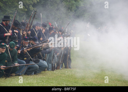 PORT GAMBLE, WA - 20 JUN: Bürgerkrieg Reenactors beteiligen ein Scheingefecht. Union Infanterie Linie feuern eine Salve. Stockfoto