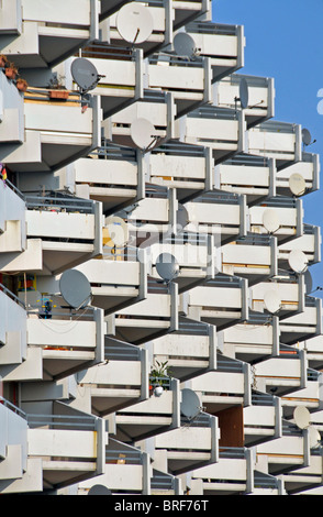 Wohnturm mit Balkon und Sat-Gerichte, Chorweiler in der Nähe von Köln, Nordrhein-Westfalen, Deutschland, Europa Stockfoto