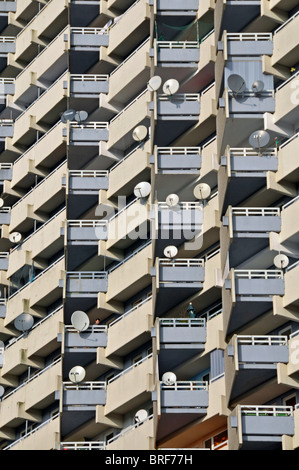 Wohnturm mit Balkon und Sat-Gerichte, Chorweiler in der Nähe von Köln, Nordrhein-Westfalen, Deutschland, Europa Stockfoto