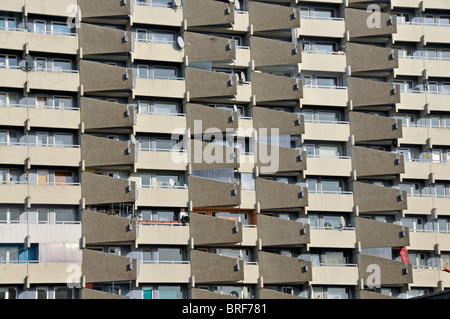 Wohnturm mit Balkon und Sat-Gerichte, Chorweiler in der Nähe von Köln, Nordrhein-Westfalen, Deutschland, Europa Stockfoto