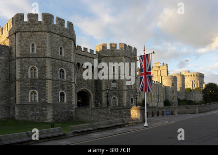 König Henry VIII Tor (Haupteingang) in Windsor Castle, hier von Castle Hill eine Stunde vor Sonnenuntergang betrachtet. Stockfoto