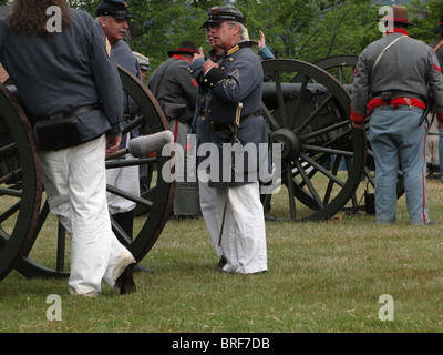 PORT GAMBLE, WA - 20 JUN: Bürgerkrieg Reenactors beteiligen ein Scheingefecht. Konföderierte Artillerie bereitet ihre Waffen. Stockfoto