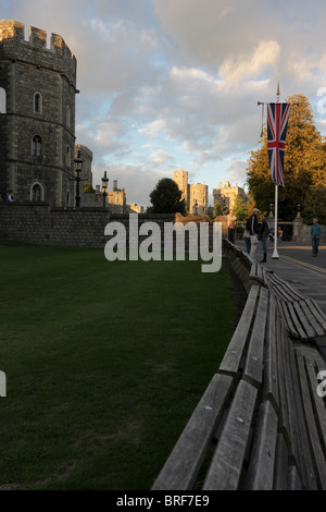 Am späten Abend Touristen durch den König Henry VIII Tor in Castle Hill in Windsor Castle eine Stunde vor Sonnenuntergang. Stockfoto