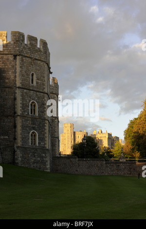 Süden Westen Höhe von König Henry VIII Tor und innere Gebäude von Windsor Castle betrachtet von Thames St kurz vor Sonnenuntergang. Stockfoto