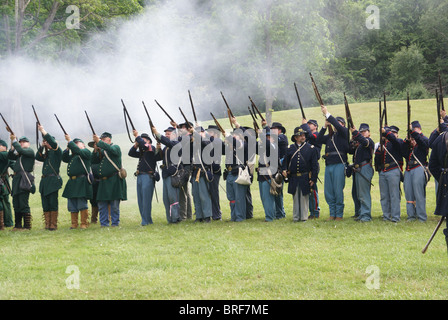 PORT GAMBLE, WA - 20 JUN: Bürgerkrieg Reenactors beteiligen ein Scheingefecht. Union Infanterie Linie feuern eine Salve. Stockfoto