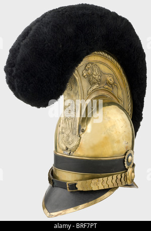 Ein Helm des Modells von 1814 für eingelistete Männer, im Garde du Corps-Regiment. Erhabener und polierter Messingschädel mit der Nummer '945' auf der Rückseite für den 94. Helm der 5th Squadron. Der Kammaufsatz ist mit einem liegenden Löwen geprägt, die königlichen Initialen "MJ" befinden sich auf der vorderen Platte des Kammaufsatzes. Band und Spitze sind statt Dichthaut mit Leder bezogen. Gestanzte Messingschlaufe. Gemalte Kakade. Leder-Sweatband und Leinenfutter. Metall-Chinskalen an seitlichen Schnallen. Das Wappen aus Kunstfell. Kamm und Schädel sind echt, die anderen Teile wurden kürzlich hergestellt. Vgl. Stockfoto