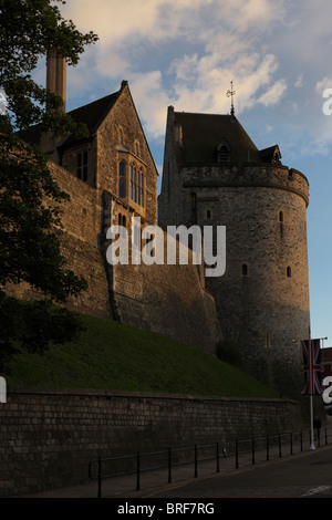 Der imposante Turm der Sperrstunde gebadet mit Sonnenlicht von einer absteigenden Sonne, die westlichen die meisten Höhe von Windsor Castle. Stockfoto