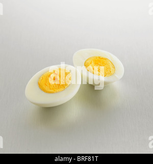 Zwei Hälften zeigen das Eigelb ein hart gekochtes Ei Stockfoto