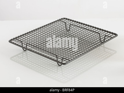 Draht-Rack-Kühlung für das Backen auf weißem Hintergrund Stockfoto