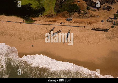 Fischerboote, Fischernetze und die Leute machen es zu einem interessanten Aufbau wie die Flut kommt in - Cape Coast Ghana. Stockfoto