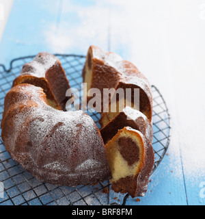 Marmor-Gugelhupf auf Kuchengitter abkühlen Stockfoto