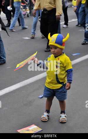 Jungen Fußball-Anhänger in der Straße, Quito, Ecuador Stockfoto