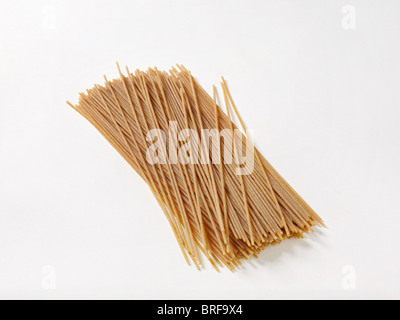 Vollkorn-Spaghetti auf weißen Hintergrund Stockfoto