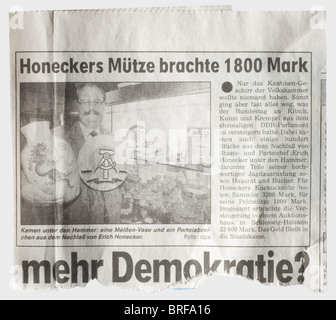 Erich Honecker (1912 - 1994) - eine Fellkappe und Taschenuhr, für den Vorsitzenden der DDR-Regierung (1976 - 1989). Eine Possumfellkappe mit gestepptem Kunstseidenfutter. Schöner, sauberer Zustand. Die goldene Taschenuhr der Marke Solida hat ein weißes Ziffernblatt und kleine zweite Anzeichen. In Arbeitszustand. Das Monogramm "EH" ist auf dem Deckel eingraviert. Stark verschlissen ist die Vergoldung auf der Rückabdeckung stellenweise abgerieben. An einer langen Uhrenkette. Herkunft: Erich Honeckers Erbe, Hanseatisches Auktionshaus, 63. Auktion, 1994, Los 1366, die Fellkappe, verkauft für 900 E, Stockfoto