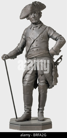 Friedrich der Große - eine bronzene Standfigur des Königs in einer typischen Pose mit verspotteten Hut, Stock und Schwert, 2. Hälfte des 19. Jahrhunderts. Er trägt den Hohen Orden des Schwarzen Adlers an einer Schärpe über seiner Uniform. Der Schaft des Stockes aus Holz. Der Punkt seiner Schwertklinge ist gebrochen. Auf einem achteckigen Sockel. Höhe 89 cm. Herkunft: Markgraf und Großfürst von Baden, Sotheby's 1995, Los 2110. Menschen, 19. Jahrhundert, preussisch, Preßburg, Deutsch, Deutschland, Objekt, Objekte, Stills, Clipping, Ausschnitte, Ausschnitte, Ausschnitte, Skulpturen, Skulpturen, Skulpturen, Stockfoto