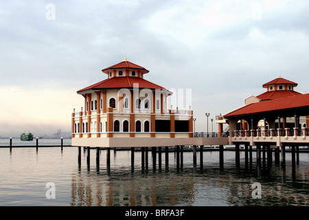 Eine schön gestaltete Fährhafen ist eines der modernen Ergänzungen an der Uferpromenade in Penang, Malaysia. Stockfoto