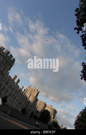 Eine Boeing 747 geht über das imposante Schloss Windsor nicht lange vor Sonnenuntergang haben nur abgenommen vom Flughafen Heathrow entfernt. Stockfoto