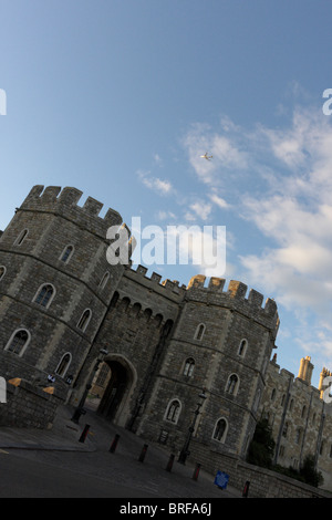 Die imposante König Henry VIII'S GATE (principal Eingang) im Schloss Windsor, hier ist vom Castle Hill gesehen wird. Stockfoto