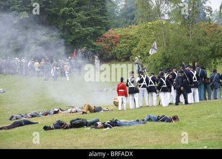 PORT GAMBLE, WA - 20 JUN: Bürgerkrieg Reenactors beteiligen ein Scheingefecht. Union Infanterie Linie über Eidgenossen voranzubringen. Stockfoto