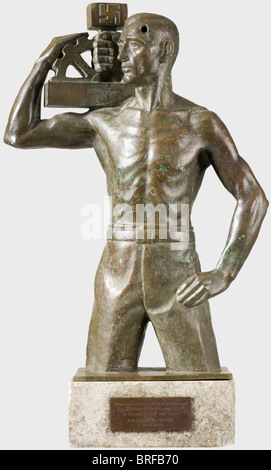 Karl Gayer - eine Bronzeskulptur NSBO., Dreiviertel Figur eines auf die Taille gestreiften Arbeiters, auf der rechten Schulter das Emblem der NSBO (Nationalsozialistische Fabrikzellenorganisation). Der Sockel signierte und datierte "Karl Gayer 1933", ein Einschussloch auf der linken Kopfseite. Marmorsockel (lose Schrauben mit Gewinde im Lieferumfang enthalten), die Vorderseite mit einer Widmungsplakette (im Lieferumfang enthalten, aber nicht angebracht) mit der Aufschrift (Transl.) "Der Reissleiter des NSBO und Privy Ratsherr, Parteimitglied Walter Schuhmann M.P. in Kameradschaft und Loyalität! - das schlesische NSBO. 3., Stockfoto