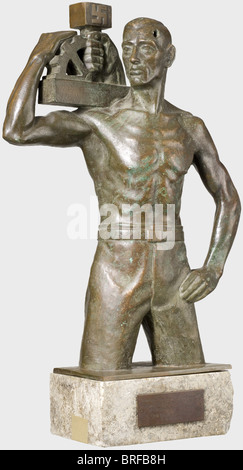 Karl Gayer - eine Bronzeskulptur NSBO., Dreiviertel Figur eines auf die Taille gestreiften Arbeiters, auf der rechten Schulter das Emblem der NSBO (Nationalsozialistische Fabrikzellenorganisation). Der Sockel signierte und datierte "Karl Gayer 1933", ein Einschussloch auf der linken Kopfseite. Marmorsockel (lose Schrauben mit Gewinde im Lieferumfang enthalten), die Vorderseite mit einer Widmungsplakette (im Lieferumfang enthalten, aber nicht angebracht) mit der Aufschrift (Transl.) "Der Reissleiter des NSBO und Privy Ratsherr, Parteimitglied Walter Schuhmann M.P. in Kameradschaft und Loyalität! - das schlesische NSBO. 3., Stockfoto