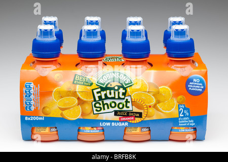 Packung mit 8 200 ml-Plastikflaschen von Robinsons zuckerarm orange schießen Fruchtsaftgetränk. Stockfoto