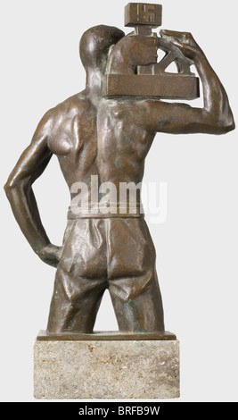 Karl Gayer - eine Bronzeskulptur NSBO., Dreiviertel Figur eines auf die Taille gestreiften Arbeiters, auf der rechten Schulter das Emblem der NSBO (Nationalsozialistische Fabrikzellenorganisation). Der Sockel signierte und datierte "Karl Gayer 1933", ein Einschussloch auf der linken Kopfseite. Marmorsockel (lose Schrauben mit Gewinde im Lieferumfang enthalten), die Vorderseite mit einer Widmungsplakette (im Lieferumfang enthalten, aber nicht angebracht) mit der Aufschrift (Transl.) "Der Reissleiter des NSBO und Privy Ratsherr, Parteimitglied Walter Schuhmann M.P. in Kameradschaft und Loyalität! - das schlesische NSBO. 3., Stockfoto