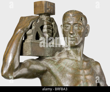 Karl Gayer - eine Bronzeskulptur NSBO., Dreiviertel Figur eines auf die Taille gestreiften Arbeiters, auf der rechten Schulter das Emblem der NSBO (Nationalsozialistische Fabrikzellenorganisation). Der Sockel signierte und datierte "Karl Gayer 1933", ein Einschussloch auf der linken Kopfseite. Marmorsockel (lose Schrauben mit Gewinde im Lieferumfang enthalten), die Vorderseite mit einer Widmungsplakette (im Lieferumfang enthalten, aber nicht angebracht) mit der Aufschrift (Transl.) "Der Reissleiter des NSBO und Privy Ratsherr, Parteimitglied Walter Schuhmann M.P. in Kameradschaft und Loyalität! - das schlesische NSBO. 3., Stockfoto