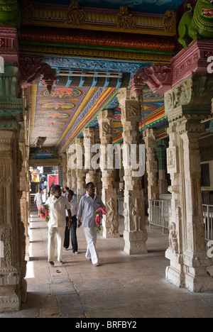 Säulen Korridor um golden Lotus Tank im Sri-Meenakshi-Tempel (Hindu; Saivite), Madurai, Tamil Nadu. Stockfoto