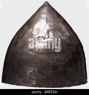 Ein nahöstlicher Helm, 1. Hälfte des 1. Jahrtausends v. Chr. EIN konischer Helm aus Bronze (großer Kupferanteil) mit einem kleinen knopfförmigen Spitzknauf. Zwei seitliche Löcher für die Befestigung der Kinnriemen. Höhe 20,8 cm. Gewicht 712 g Das Metall ist gut erhalten, leicht verformt und hat eine bräunlich-schwarze Patina. Nach seiner Genesung wurde sie wieder in ihre ursprüngliche Form gebracht und erhielt eine leichte Patina. Kleine Wiederherstellungen entlang des Randes. Sammlung Axel Guttmann (AG 591/H 226). 1996 in Tel Aviv übernommen. Vgl. Einen ähnlichen Helm aus der Guttmann Collectio, Stockfoto